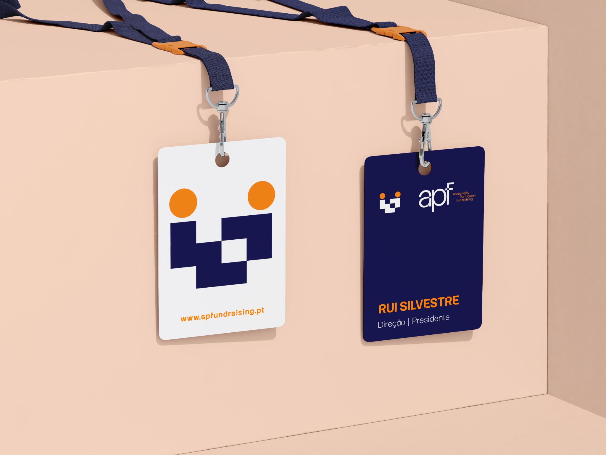 Cartões de identificação com a identidade visual da Associação Portuguesa de Fundraising