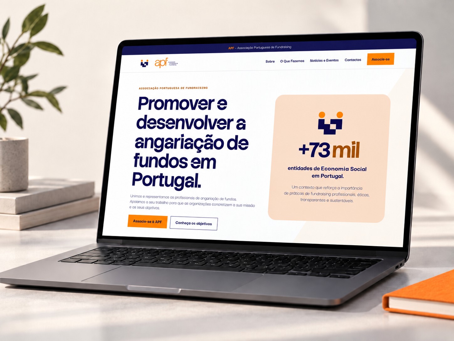 Website da Associação Portuguesa de Fundraising apresentado num computador portátil